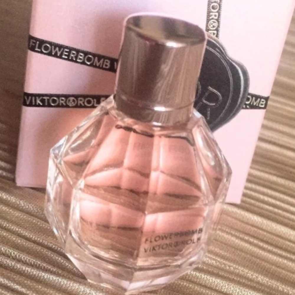 Viktor & Rof Flowerbomb 7ml Miniature Splash - Picture 2 of 2
